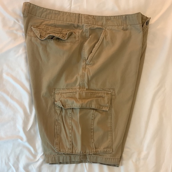 Gently Used Old Navy Khaki cargo shorts Men’s waist size 42 Tall - Picture 4 of 6